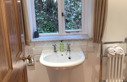 Castleton Cottage | Torside Holiday Cottage in Stunning Peak Cavern Gorge, Castleton