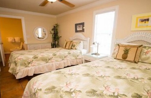 Bradenton Beach Hotel | Tortuga 2 Bedroom 2 Bathroom. 2nd floor stairs only Pet Friendly