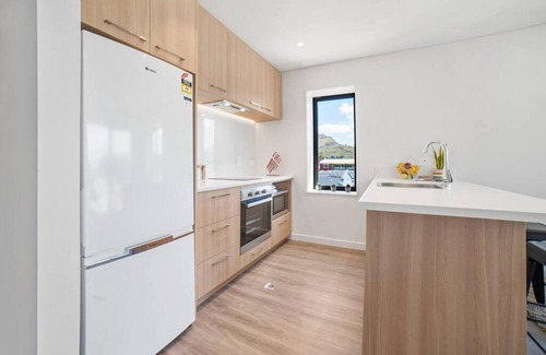 Frankton Apartment | Toru Top Floor Apartment - Brand New & Convenient