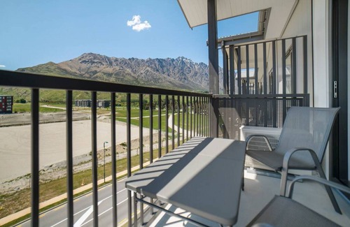 Frankton Apartment | Toru Top Floor Apartment - Brand New & Convenient