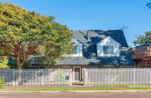 Salamander Bay House | Tosari – Stay 3, Pay 2