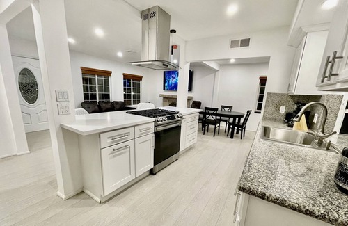 Reseda House | Total 6 bedrooms 2 full bath 12 beds New Remodeled