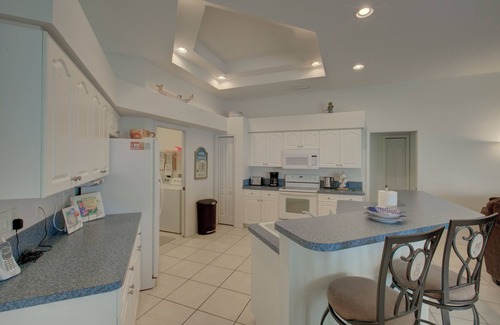 Englewood East Villa | Total Retreat-4 Bed Rooms, 3 bathrooms, Awesome Lake View, near Beaches/Shopping
