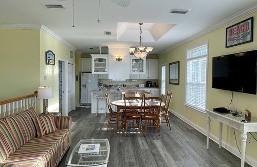 Lullwater Beach House | TOTALLY BEACHIN' - BEACHES OPEN! BOOK NOW! STEPS TO SHOPS, BEACH, POOL!