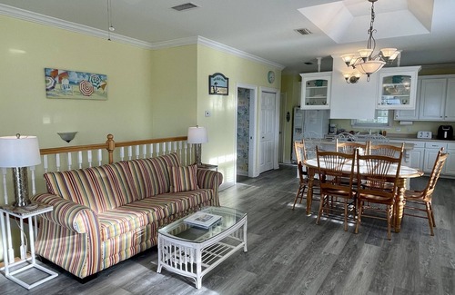 Lullwater Beach House | TOTALLY BEACHIN' - BEACHES OPEN! BOOK NOW! STEPS TO SHOPS, BEACH, POOL!