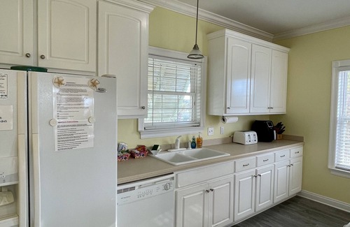 Lullwater Beach House | TOTALLY BEACHIN' - BEACHES OPEN! BOOK NOW! STEPS TO SHOPS, BEACH, POOL!