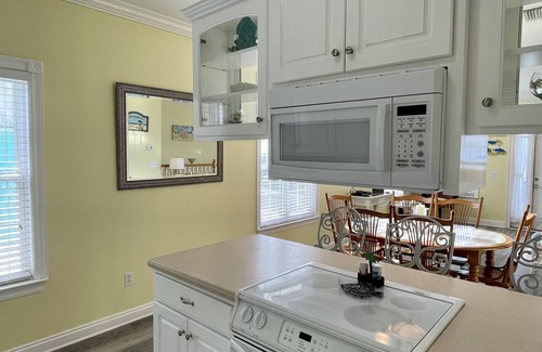 Lullwater Beach House | TOTALLY BEACHIN' - BEACHES OPEN! BOOK NOW! STEPS TO SHOPS, BEACH, POOL!