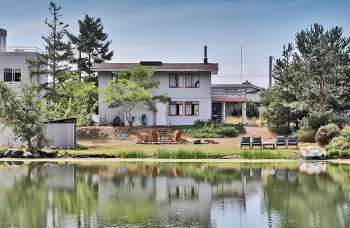 Coupeville House | Totally Beachin' Getaway - Two Story Beach Retreat