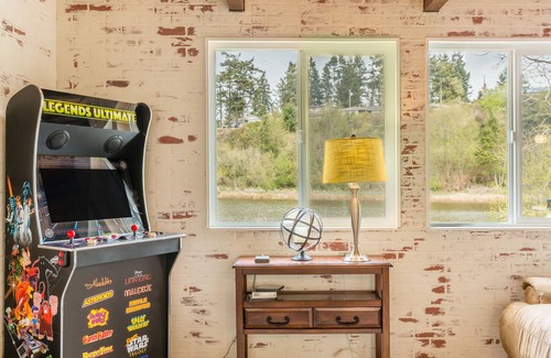 Coupeville House | Totally Beachin' Getaway by AvantStay | Waterfront