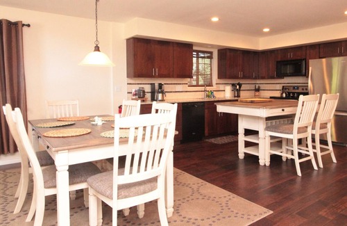 Montrose House | Totally Remodeled- All New Furnishings- Backs to Golf Course- Great Base Camp