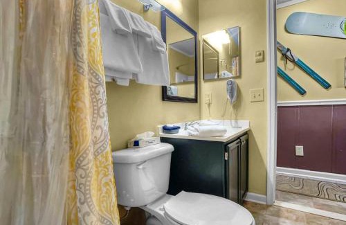 Snowshoe Apartment | TOTW214 Slope Side Condo WiFi Next To Lift Parking
