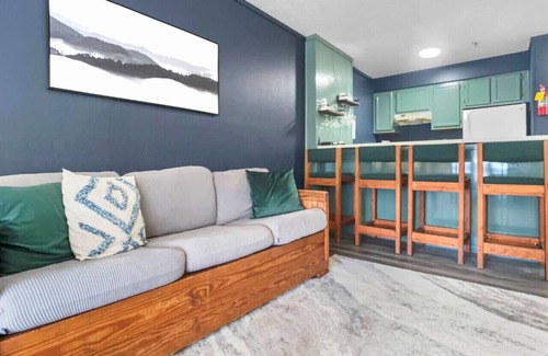 Snowshoe Apartment | TOTW324 Stunning Views Ski In/Out WiFi Slopeside