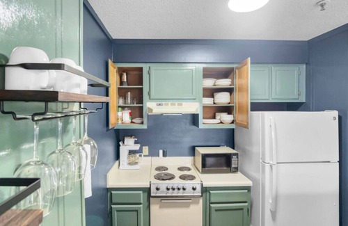 Snowshoe Apartment | TOTW324 Stunning Views Ski In/Out WiFi Slopeside