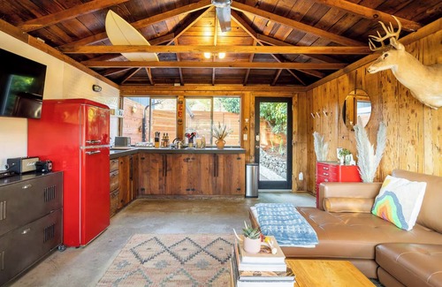 Topanga Cabin | Tour Topanga State Park from a Cozy Mountain Home
