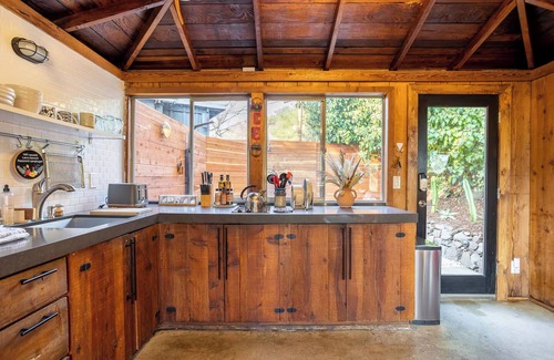 Topanga Cabin | Tour Topanga State Park from a Cozy Mountain Home