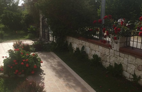 Fethiye City Center Apartment | TOURISM PERMIT GRANTED-Ground Flr Modern Apt-Wifi, pool, Private small Complex