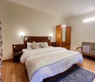 New Manali Hotel | Tourist Hotel 10 minutes walking distance from the mall