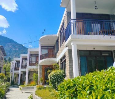 New Manali Hotel | Tourist Hotel 10 minutes walking distance from the mall