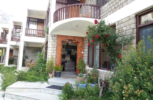 New Manali Hotel | Tourist Hotel 10 minutes walking distance from the mall