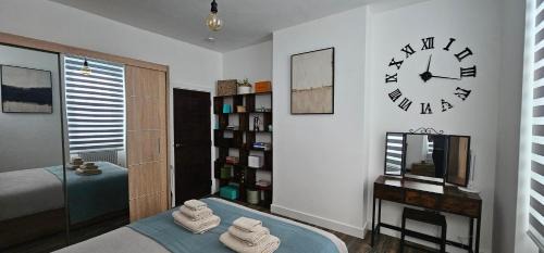 Riverside House | Tower Bridge spacious KING BEDROOM with extra large windows