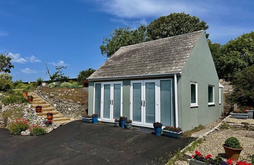 Pembroke Cottage | TOWER COTTAGE, pet friendly, with a garden in Pembroke