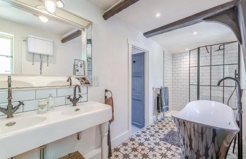 Tonbridge House | Town Farm House - Uk50144