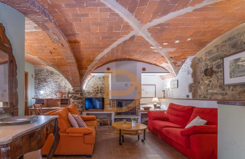 Vilamaniscle Apartment | Town house for eight people in Vilamaniscle