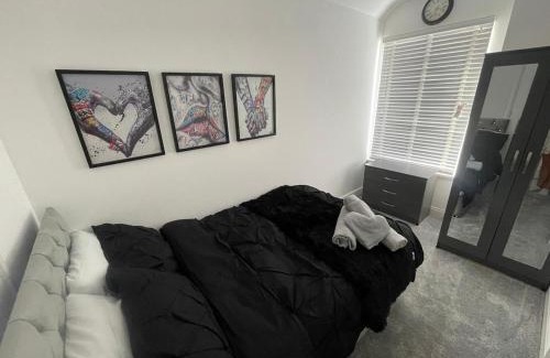 Burslem House | Town House Ideal for working professionals