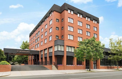 Brookline Hotel | Town House Queen Room at Arcadian Hotel! Close to Coolidge Corner Theatre