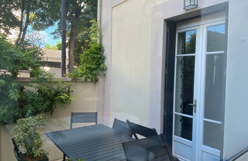 Saint-Cloud House | Town house with kitchen veranda and terrace
