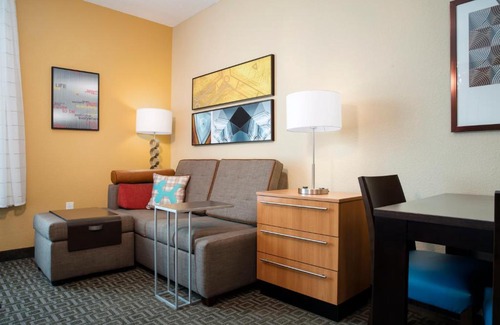 Florida Central Atlantic Coast Hotel | TownePlace Suites Orlando at FLAMINGO CROSSINGS® Town Center/Western Entrance