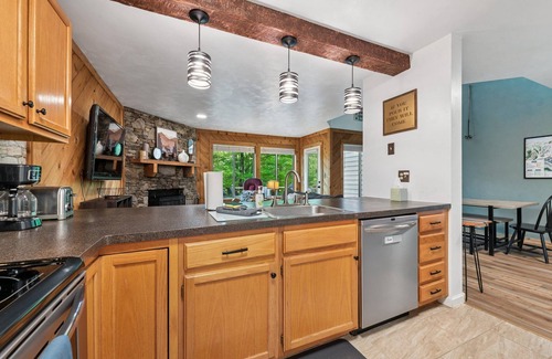 Hidden Valley House | Townhome 2 bedroom, 2 1/2 bath sleeps 6, resort amenities and walkable to slopes