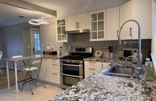 Lexington House | Townhome in Lexington - 2 Bedroom 2 Bathroom Fully Stocked Home