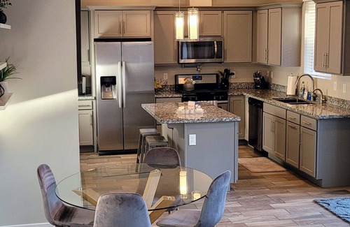 Flagstaff House | Townhome in the Pines! Comfy, Cul-de-sac, A/C, FP, close to NAU/downtown/hiking