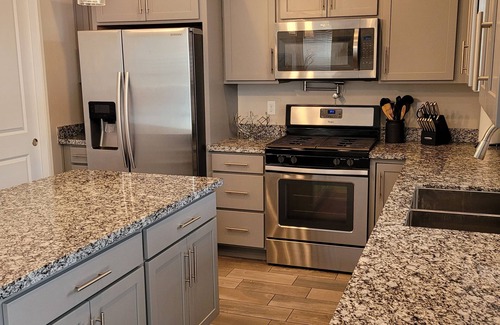 Flagstaff House | Townhome in the Pines! Comfy, Cul-de-sac, A/C, FP, close to NAU/downtown/hiking