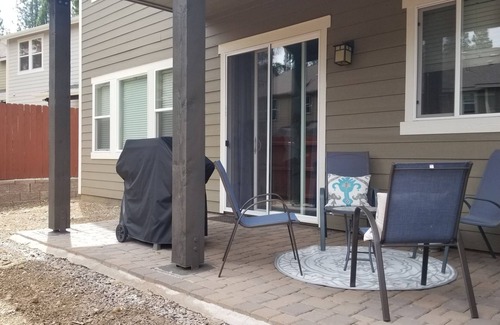 Flagstaff House | Townhome in the Pines! Comfy, Cul-de-sac, A/C, FP, close to NAU/downtown/hiking