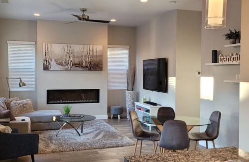 Flagstaff House | Townhome in the Pines! Comfy, Cul-de-sac, A/C, FP, close to NAU/downtown/hiking