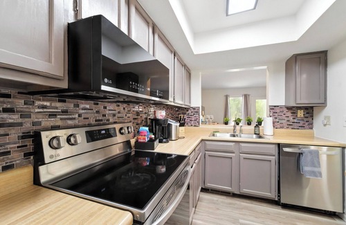 Columbia House | Townhome Mins to Hospitals*District*Mizzou*Parks