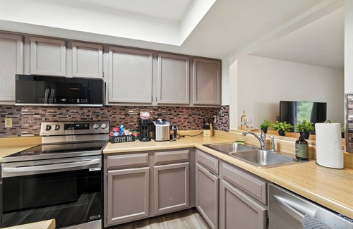 Columbia House | Townhome Mins to Hospitals*District*Mizzou*Parks