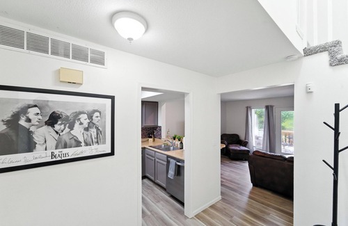Columbia House | Townhome Mins to Hospitals*District*Mizzou*Parks
