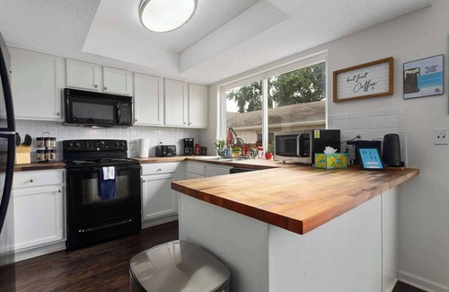 Grandview House | TownHome Minutes away from KC|Sleeps 10 &Renovated