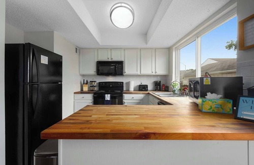 Grandview House | TownHome Minutes away from KC|Sleeps 10 &Renovated