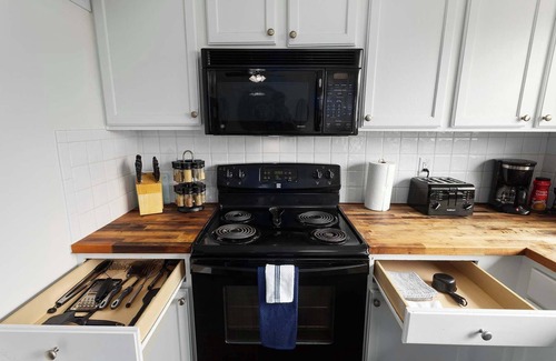 Grandview House | TownHome Minutes away from KC|Sleeps 10 &Renovated