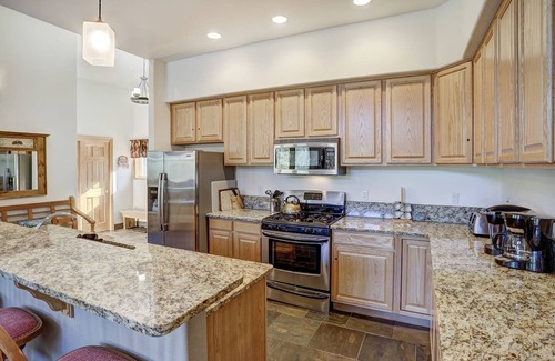 Peak 8 House | ⭐️ Townhome On Bus Route, NordicTrails HeatedGarage, Close to Slopes EV Charger