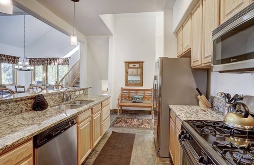 Peak 8 House | ⭐️ Townhome On Bus Route, NordicTrails HeatedGarage, Close to Slopes EV Charger