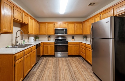 Springdale House | Townhome with a peaceful, soothing vibe, featuring KING and QUEEN size beds