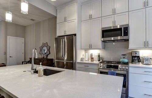 East End - Valley Street Apartment | Townhome with Large Rooftop Terrace