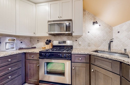 Proctorsville House | Townhome with patio & on-site pool, hot tub, sauna & tennis access