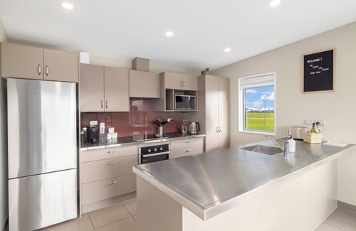 Christchurch House | Townhouse close to CBD. Double internal access garage. Full kitchen and dining.
