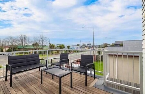 Christchurch House | Townhouse close to CBD. Double internal access garage. Full kitchen and dining.